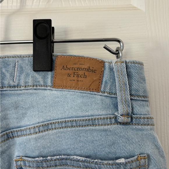 Abercrombie & Fitch Distressed Mom Jeans Size 25/0 - Picture 2 of 4